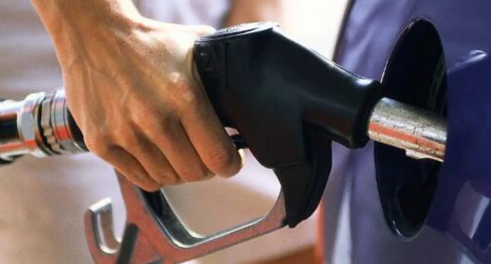 CARBURANTI: PREZZI IN AUMENTO, BENZINA OLTRE 2 EURO AL LITRO E GASOLIO A 2,169 EURO