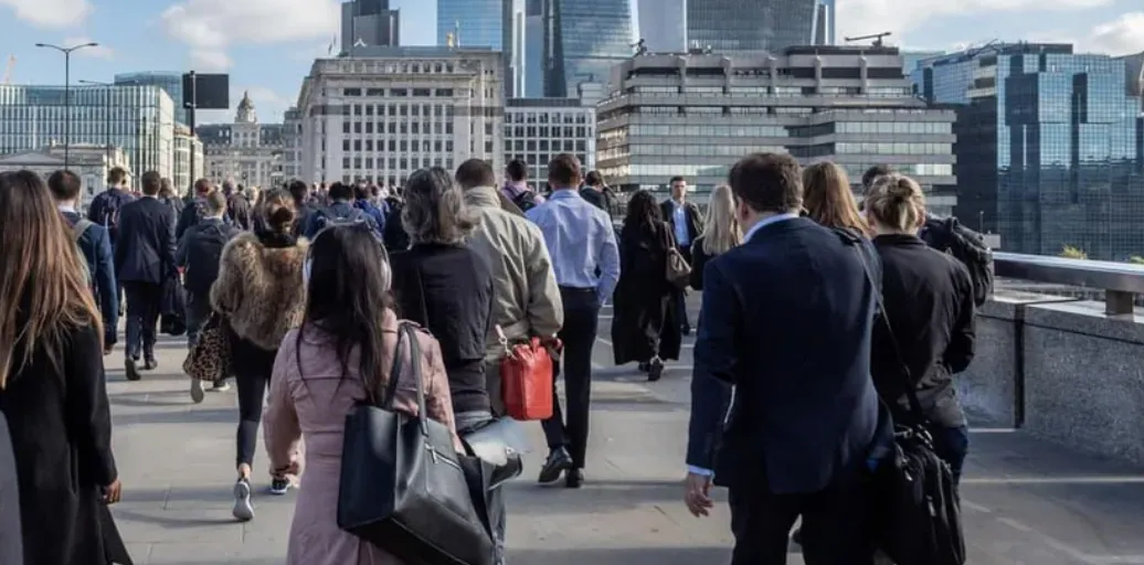 Londra, doppia crisi: cala il lavoro, cresce il costo della vita