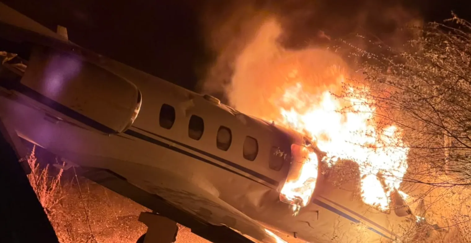 BRASILE: JET PRIVATO ESCE DI PISTA E PRENDE FUOCO, SALVI GLI 8 A BORDO