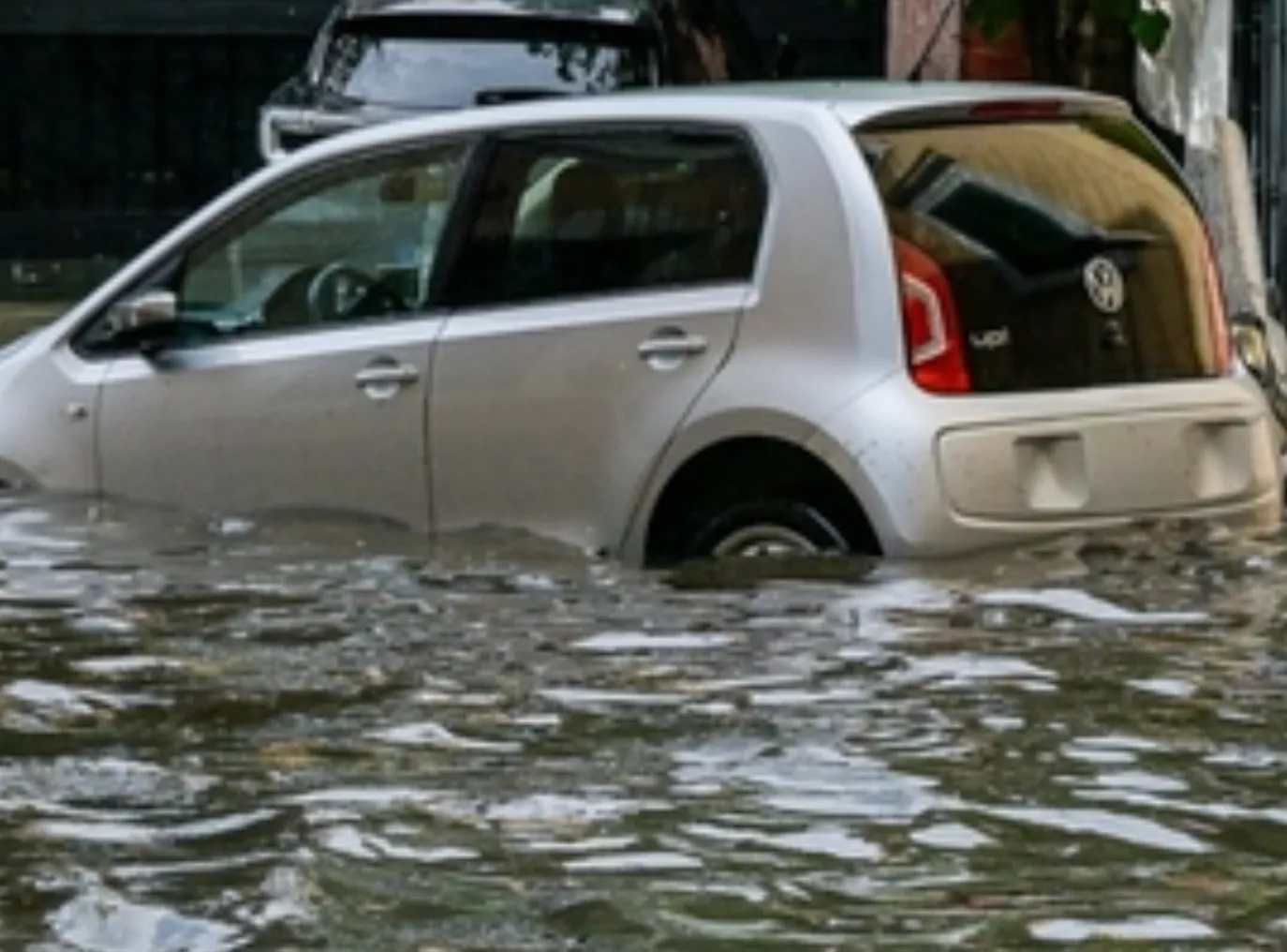 ### MALTEMPO, NUBIFRAGIO SU ROMA: ALLAGAMENTI E DISAGI NELLA CAPITALE **Pioggia intensa e raffiche di vento mandano in tilt la circolazione. Allerta meteo in diverse regioni** **ROMA** – Un violento nubifragio si è abbattuto su Roma, causando allagamenti, rallentamenti alla circolazione e diversi disagi in numerose zone della Capitale. In pochi minuti le forti precipitazioni hanno reso difficoltosa la viabilità, con strade trasformate in corsi d’acqua e automobilisti costretti a procedere con particolare cautela. Il temporale è stato accompagnato da forti raffiche di vento e, in alcune aree, dalla caduta di rami. Diverse le segnalazioni arrivate alle autorità e i gli interventi necessari per fronteggiare le conseguenze del maltempo. La situazione ha creato problemi soprattutto nelle ore di maggiore traffico, con rallentamenti e code su alcune delle principali arterie cittadine. Il fronte perturbato sta interessando anche altre zone d’Italia. Per la giornata odierna sono previste condizioni di instabilità e sono state diramate allerte meteo in diverse regioni, con particolare attenzione al rischio di temporali intensi, allagamenti e criticità idrogeologiche. Le autorità raccomandano prudenza negli spostamenti e invitano a prestare attenzione nelle aree soggette ad allagamenti e in prossimità di alberi e strutture esposte al vento.