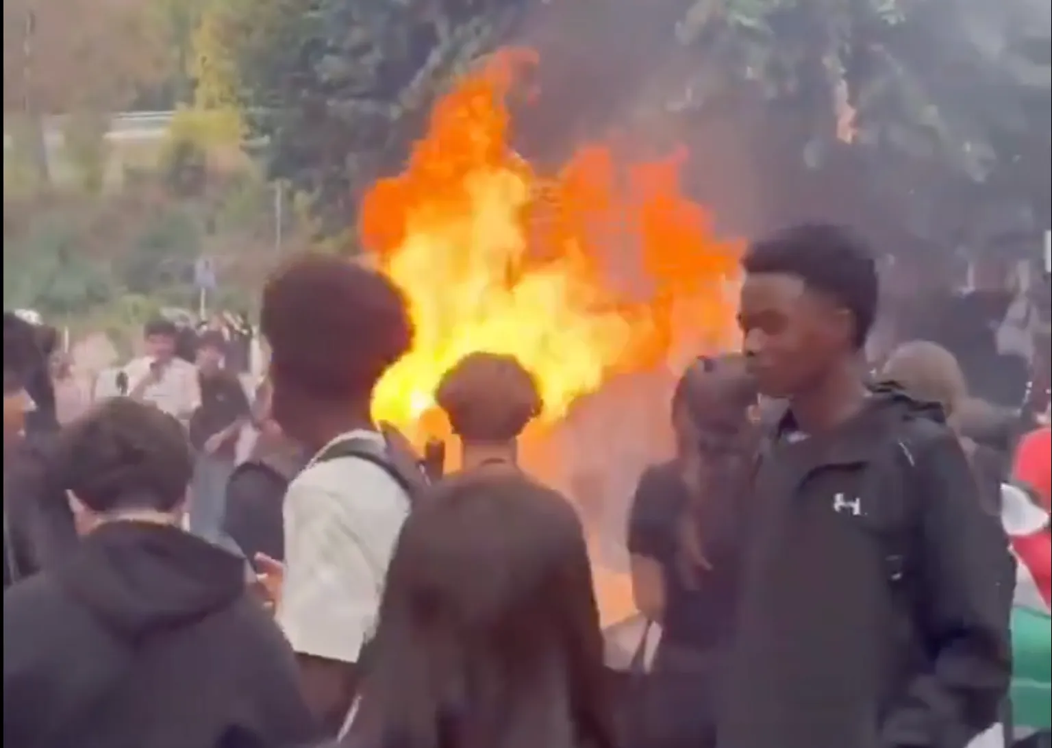 FRANCIA: PROTESTE DEGLI STUDENTI, INCENDI E VIOLENZE IN DIVERSE CITTÀ
