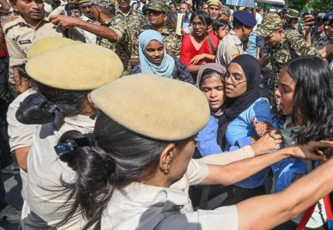 INDIA, IL MOVIMENTO DEI “COCKROACH” TORNA IN PIAZZA: CIRCA MILLE FERMATI NELLE PROTESTE DELLA GEN Z